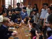 Papirklipper Torben Jarlstrøm Clausen sætter saksen til papiret ved workshop i Kodomo Art Museum. Foto: Torben Jarlstrøm