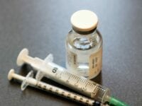 Vaccination mod COVID-19 giver immunitet i mindst 12 måneder