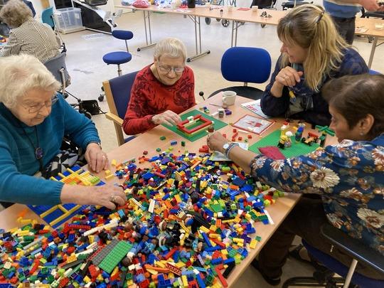 Storstilet LEGO Masters turnering på Odenses plejehjem