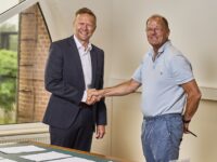 Carsten Aa og Thomas Andersen i forbindelse med underskriften af den nye 30-årige aftale. Foto: Odense Havn