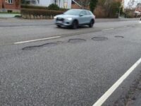 Sne og frost har flere steder resulteret i huller i asfalten, men med hjælp fra borgerne kan Odense Kommune hurtigt rykke ud og reparere dem. Foto: Odense Kommune
