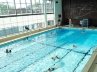 Svømmehallen Klosterbakken er en af de svømmehaller, som oplever færre offentlige badegæster. Derfor flytter Odense Kommune nu nogle af timerne til foreningsbrug. Foto: Odense Kommune