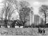 Nyt og gammelt mødes. Tre små børn står og betragter højhusene ved Tofteparken i begyndelsen af 1950’erne (Otto Nørmark fot., Stadsarkivet).