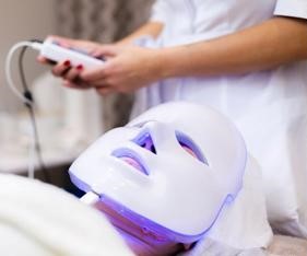 Luksus ansigtsbehandling, led-lysterapi og massage