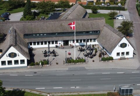 Den knap 200 år gamle Munkebro Kro nær Odense er sat til salg for 16 mio. kr. Foto: EDC Erhverv Poul Erik Bech.