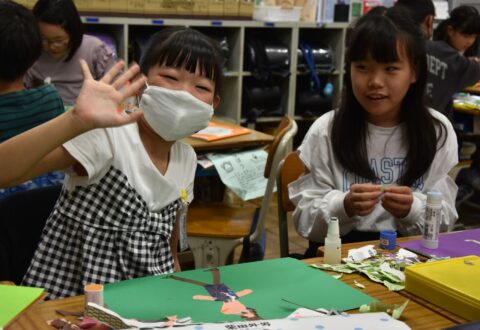 De japanske elever skabte deres egne fantasifulde figurer ud af brugt kasseret papir” (Foto: Torben Jarlstrøm Clausen).